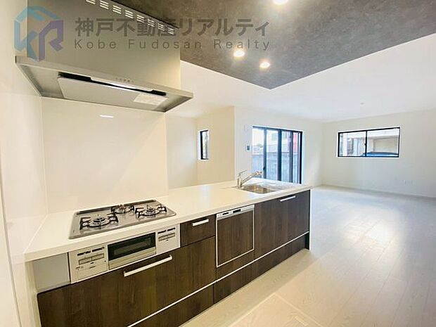 2号棟シンプルな色目のキッチン♪3口コンロでお料理がはかどります♪