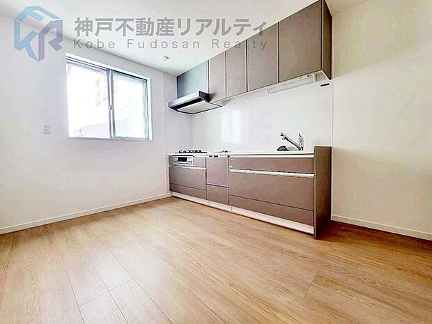 大きな窓からは明るい光が差し込みます♪