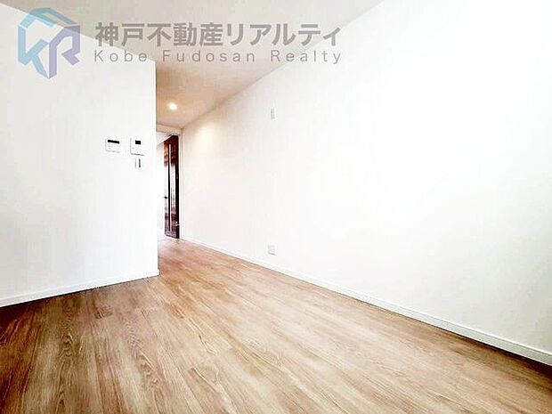 明るい自然光が差し込む開放的なリビング。くつろぎの時間を過ごせる空間です。