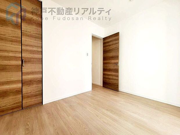 木目調でアクセント♪収納スペースも完備された洋室♪