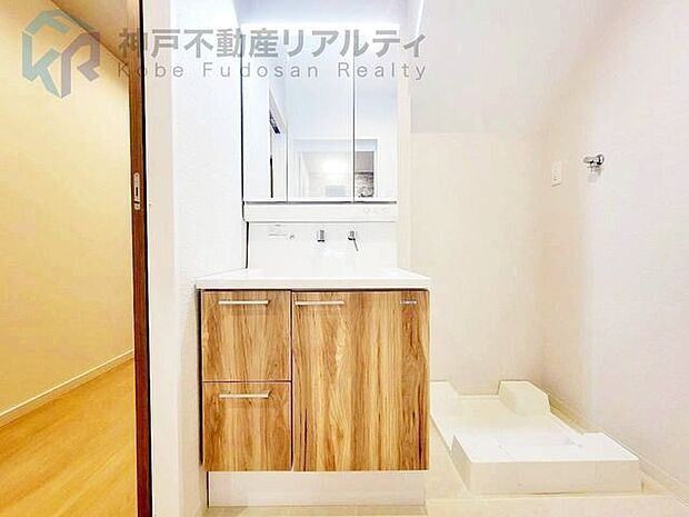 木目調のアクセント♪温もりを演出するお洒落な洗面所♪