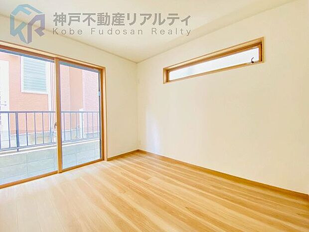 ◆1階の納戸明るい自然光が差し込むシンプルなお部屋です♪