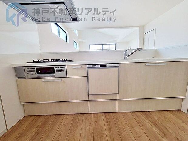 カウンターキッチン付き。調理の導線に配慮した使い勝手のよいレイアウトです。