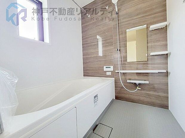 外の空気を取り入れられて、バスタイムにリラックス感が生まれます