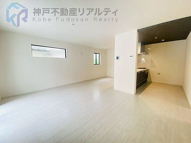 ◆リビングは2面採光♪キッチンからの水回り動線が短く家事がはかどる間取りです♪