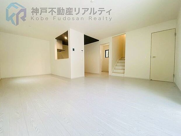 家具の配置はしやすいシンプルなリビング♪自然と家族が顔を合わせやすいリビング階段です♪