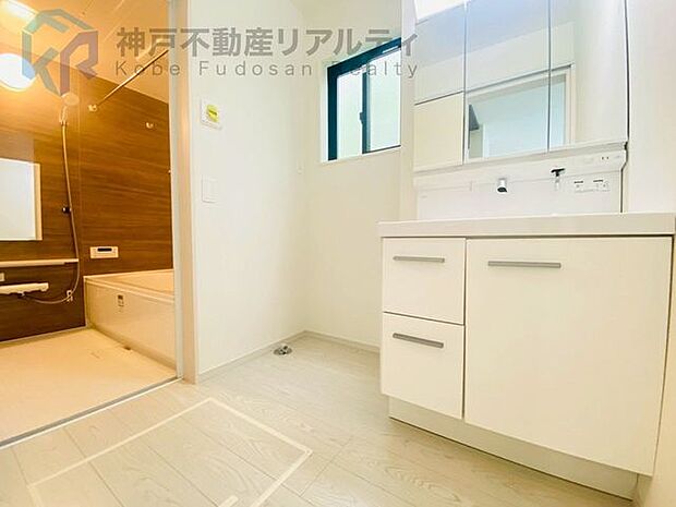 洗面所にも窓がございますので採光があり通風良好♪