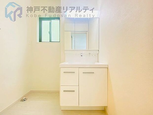 収納たっぷりの三面鏡洗面台で、朝の身支度もスムーズ♪