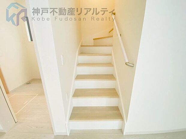 手すりがございますので階段の昇降も安全♪小さなお子様のおられる家庭も安心ですね