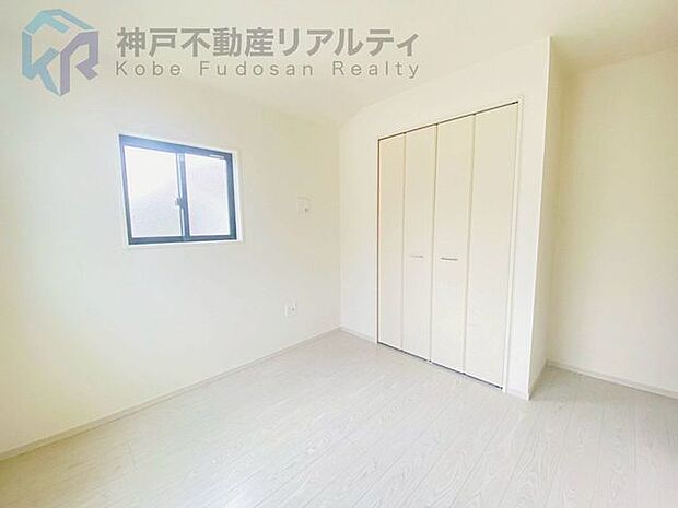 クローゼット付きの使いやすい洋室♪白を基調とした清潔感のある室内です♪