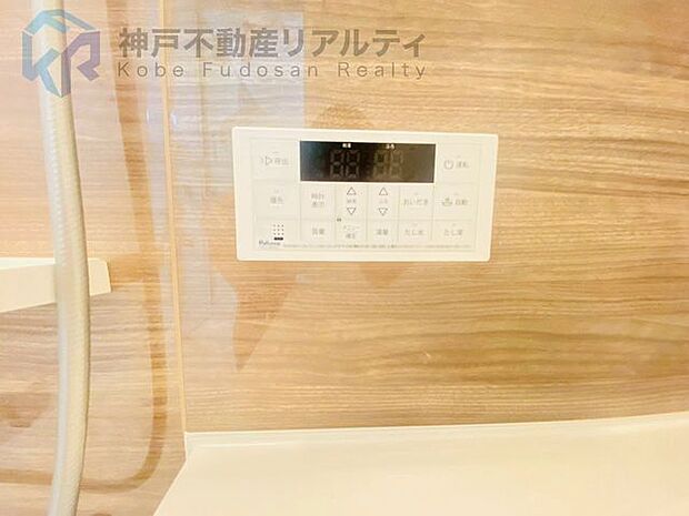 見やすい液晶表示とシンプルなボタン配置で、操作が簡単な浴室リモコン♪