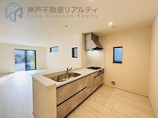 お料理好きには嬉しい3口コンロ♪複数メニューも同時に調理OK♪