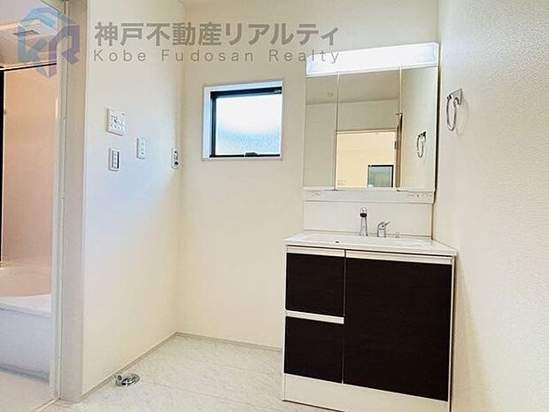 収納たっぷりの三面鏡洗面台で、朝の身支度もスムーズ♪