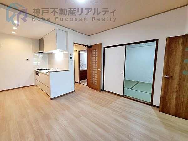 ◆明るい木目調フローリングとアクセントクロスが魅力の開放的なLDK空間。家具の配置がしやすく、暮らしやすい間取りです。