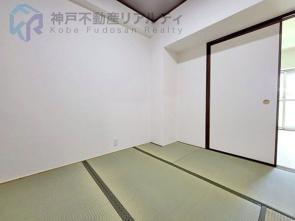 畳の部屋はクッション性があり、横になっても心地よく、リラックスできる癒し空間。和の落ち着きが感じられます。