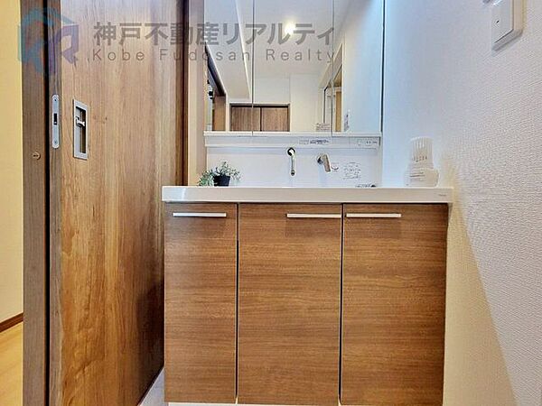 収納たっぷりの三面鏡洗面台で、朝の身支度もスムーズ♪