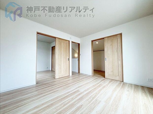 ・主要採光面が北東向きで、朝方に日差しが入るので気持ちよく起きられます。