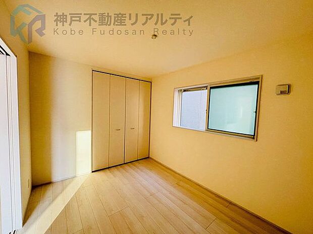 明るい自然光が差し込むシンプルな洋室♪