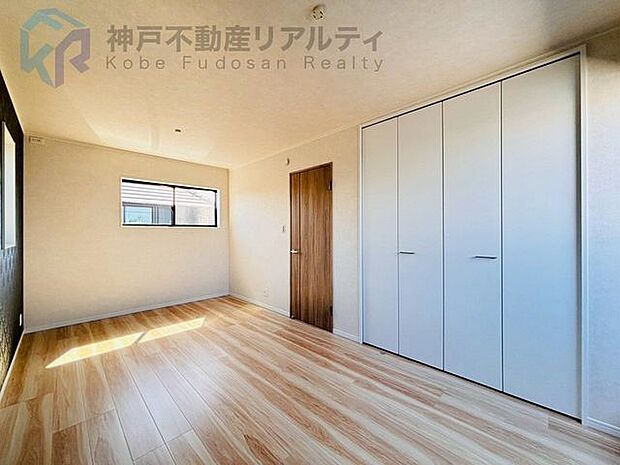 複層ガラスなので室内の暖房熱を外に逃がさず、同時に外から冷気が伝わるのを防いで暖房効果をぐんと高めます。