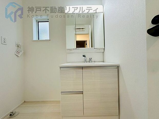 3面鏡の収納ができる洗面台です♪