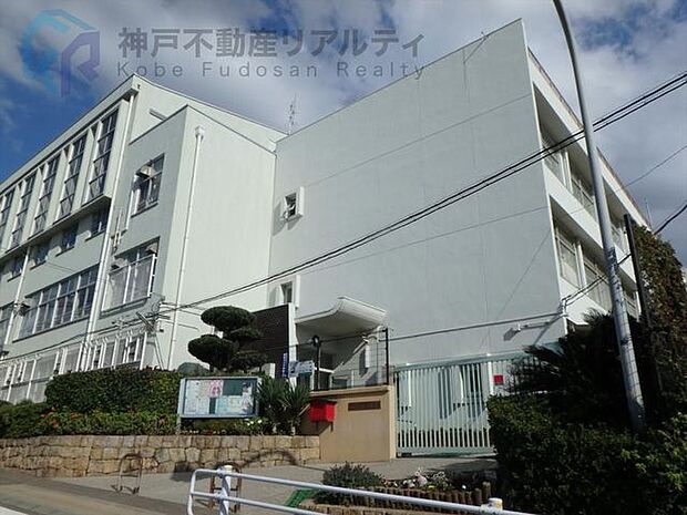 神戸市立霞ケ丘小学校 徒歩11分。 860m