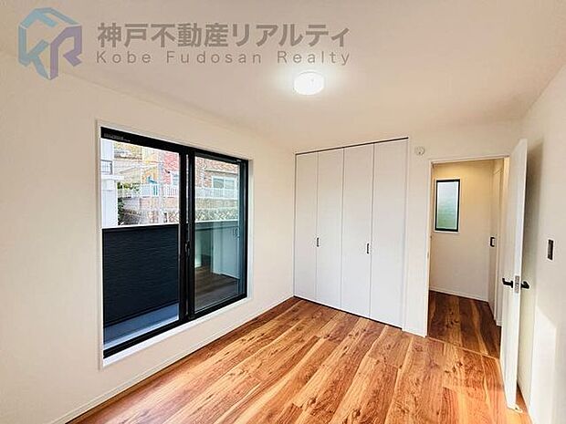 明るい自然光が差し込むシンプルな洋室♪