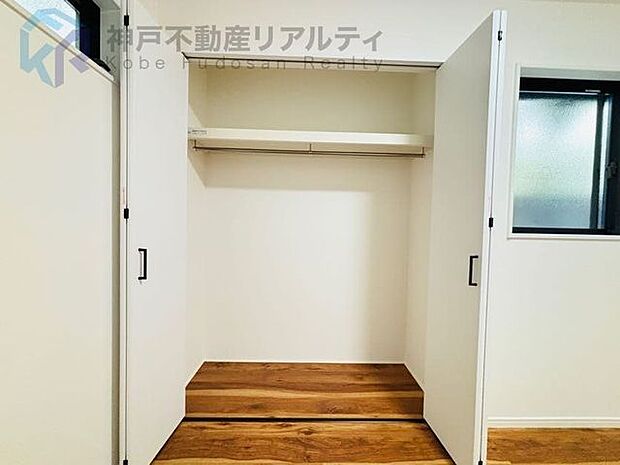 シンプルで使いやすいクローゼット♪ハンガーポール付きで衣類の収納に便利です♪