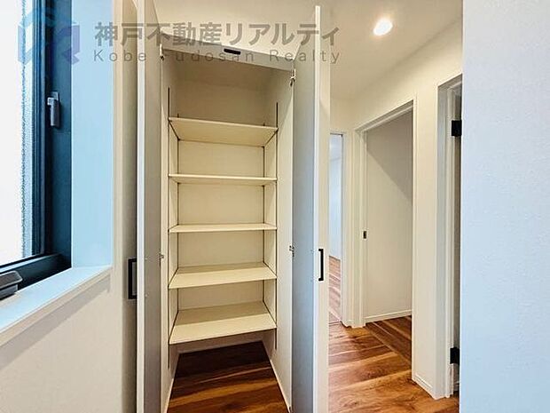 棚もついてるから、洋服も小物もスッキリ♪