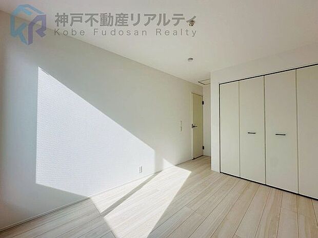 クローゼット付きの洋室♪お洋服の収納にも便利です♪