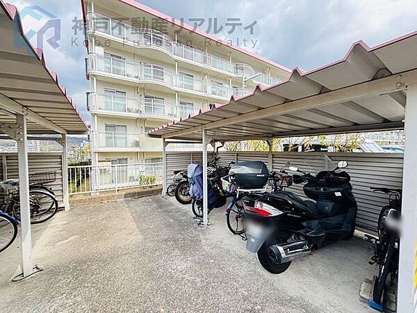 バイク置場付で、大切なバイクをお住まいの敷地内に駐車できます。