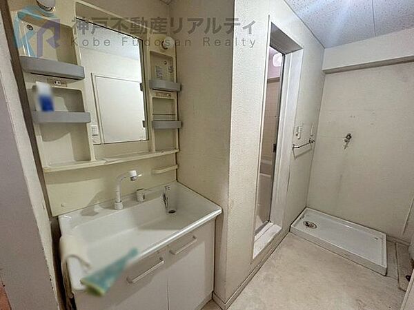 洗髪洗面化粧台付き。洗面ボウルが大きいので洗髪やメイク落としにとても便利です。