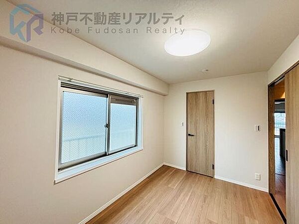 明るい自然光が差し込むシンプルな洋室♪