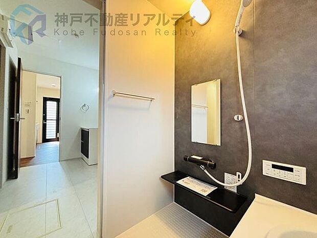 鏡付きのデザインでお掃除もしやすく清潔を保てます。