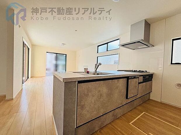 カウンターキッチンなので、リビングの様子を見ながら家事ができます♪