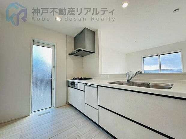 キッチンには勝手口がございます♪ゴミ捨てなどにも便利♪