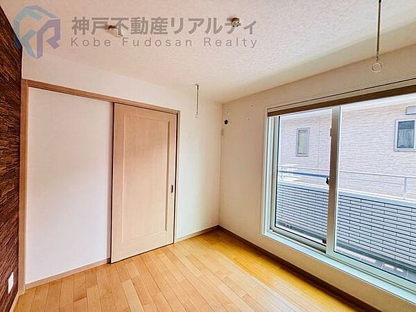 窓が大きく、収納扉がある部屋です。床はフローリング仕様です♪