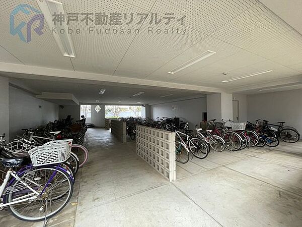 屋内駐輪場ございます♪