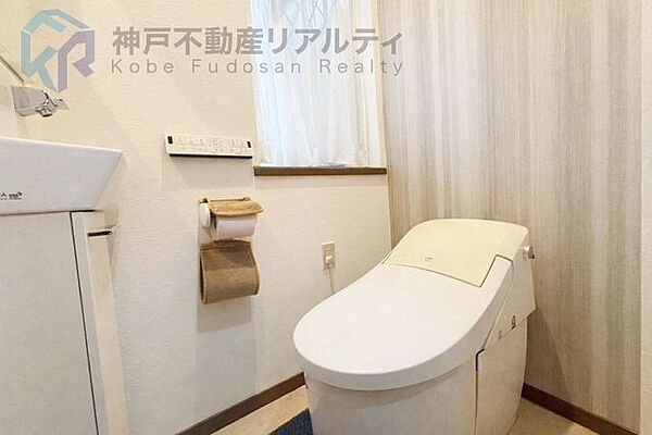 白を基調とした清潔感あふれるトイレ。