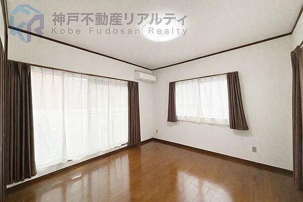 窓が大きく、収納扉がある部屋です。床はフローリング仕様です♪