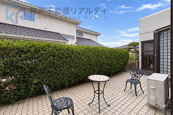 ・イスとテーブルを置いても十分なスペース♪