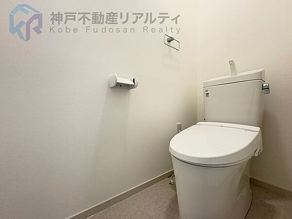 白を基調としたシンプルで清潔感あるトイレ