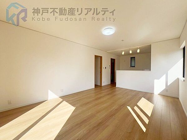 対面キッチン付き。ダイニングにいる家族と会話を楽しみながら調理や後片付けができます。