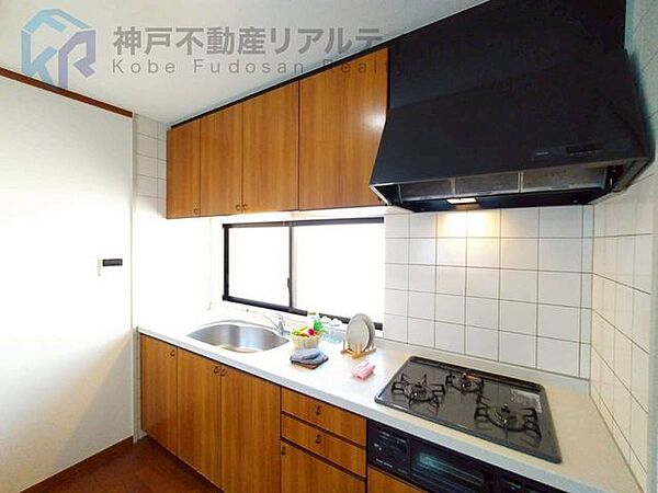 3口コンロ付きのシステムキッチン！同時調理ができて時短に便利ですね♪