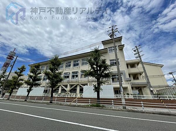 神戸市立兵庫中学校 徒歩7分。 550m
