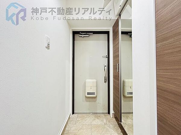 シューズボックスがございます♪鏡付きにつきお出かけ前の身だしなみチェックにも便利♪
