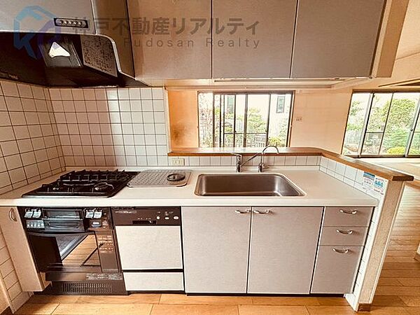 調理機器具も収納できるシステムキッチン♪
