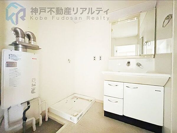 収納も兼ね備えた三面鏡付きの洗面化粧台で、朝の身支度もスムーズ！