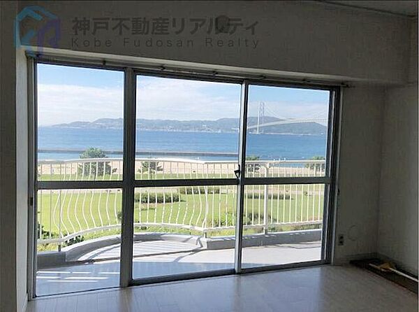 リビングから海・明石海峡大橋を望めます♪