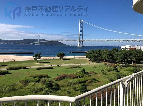 バルコニーから明石海峡大橋と淡路島が一望できます♪