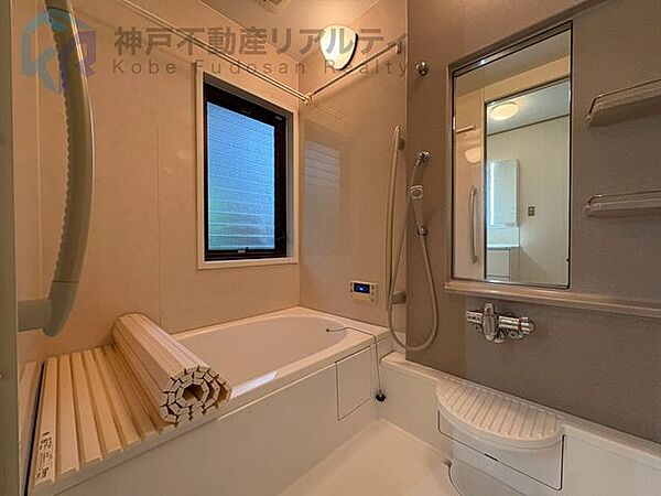 ・換気もできる浴室窓つき♪